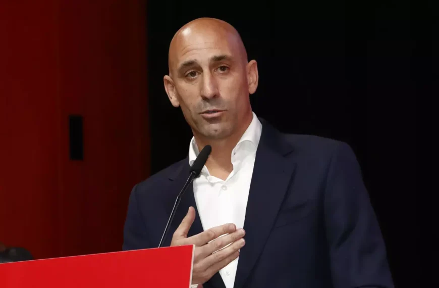 Tras ensuciar el Mundial femenino, Luis Rubiales pasa a ser un paria en el fútbol español
