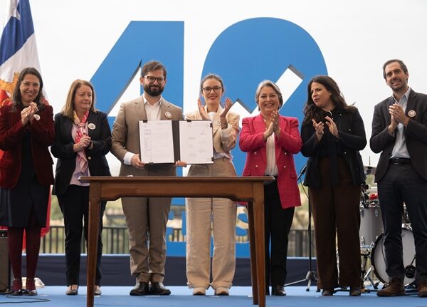 Presidente de la República Gabriel Boric Font en promulgación de ley 40 horas: «No tengo ninguna duda que podemos construir un Chile mejor en donde los trabajadores y trabajadoras vivan con dignidad»